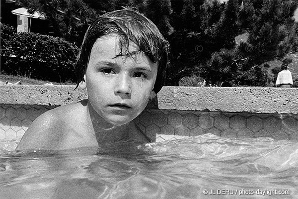 garon dans une piscine - boy in a swimming pool